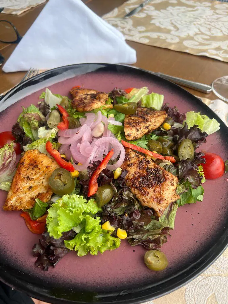 Cajun Baharatlı Acılı Tavuk Salata